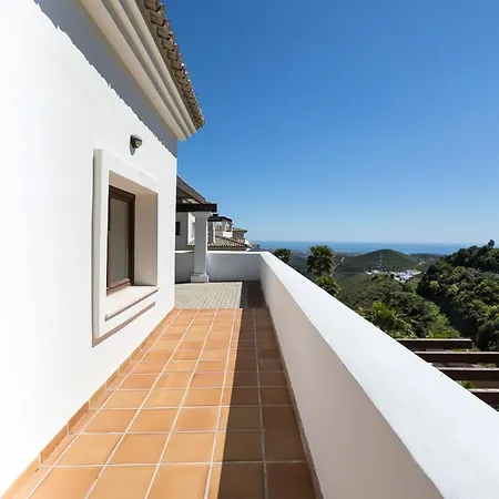 Luxury 4br - Hills & Country Club Villa