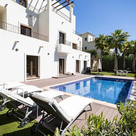 Luxury 4br - Hills & Country Club Villa
