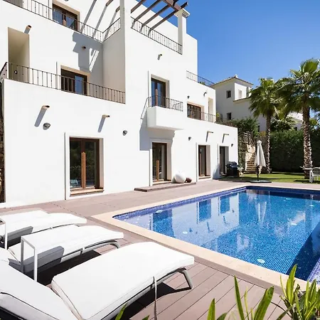 Luxury 4br - Hills & Country Club Villa