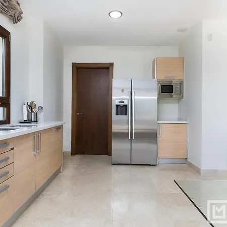 Luxury 4br - Hills & Country Club
