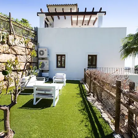Luxury 4br - Hills & Country Club Villa